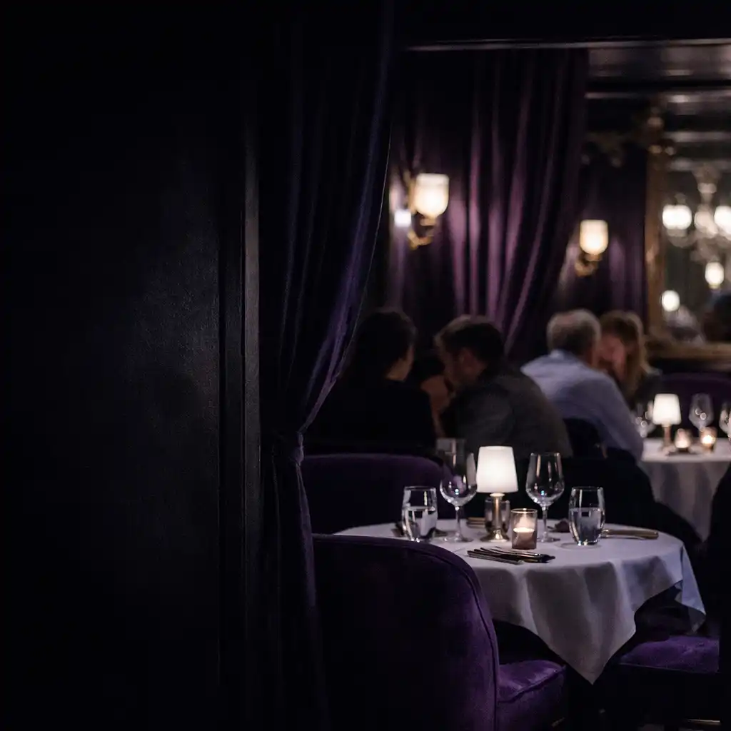 Salle nocturne de Maison Opaline avec tables et lumière opaline